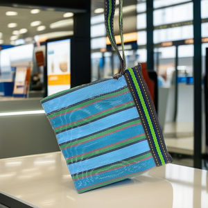 Pochette écologique à rayures multicolores pour femmes Pochette d'extérieur en plastique tissé en nylon recyclé fabriqué en Inde - Product Image 3