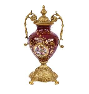 Vase décoratif en laiton et porcelaine antique avec des motifs peints à la main, des poignées dorées ornées et un design classique vintage luxueux - Product Image 5