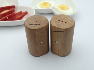 Ensemble salière et poivrière en bois fabriqué à la main Distributeur d'épices rustique pour la cuisine, la table à manger ou le restaurant - Product Image 2