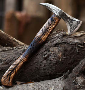 Hache de survie multi-usage artisanale en acier industriel à haute teneur en carbone, manche en bois de rose, étui en cuir - Product Image 4