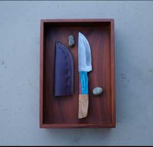 Ensemble de couteaux de chasse en acier au carbone faits à la main avec manche en bois hybride, étui en cuir, conception ambidextre et construction durable - Product Image 2