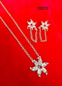 Ensemble de collier avec pendentif floral plaqué or avec pierre rouge |   Bijoux fantaisie légers pour femmes, vente en gros, modèle n° 23071 - Product Image 2