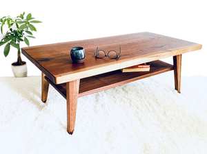 Mesa de centro de losa de madera rústica con diseño de borde vivo Pieza de arte inspirada en la naturaleza para habitaciones acogedoras Elegante y segura para espacios - Product Image 2
