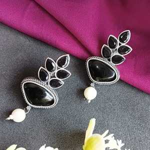 Efulgenz ชุดตุ้มหูไข่มุกเทียมลายดอกไม้สไตล์อินเดียสำหรับผู้หญิง - Product Image 2