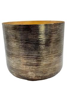 Vase à fleurs exquis en métal fait main avec des détails texturés audacieux pour un affichage floral antique classique dans des espaces vintage - Product Image 5