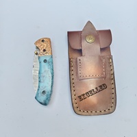 Couteau pliant sous serrure en acier Damas de haute qualité fait à la main avec manche en résine Couteau utilitaire de poche artisanal
