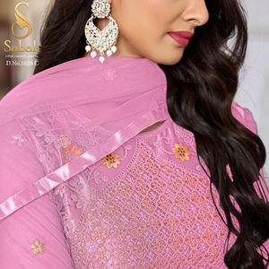 ชุดสาหรี่คามีซผ้าตาข่ายปักลายผีเสื้อแบบกึ่งสำเร็จรูป สไตล์หรูหราสำหรับฤดูหนาว พร้อมกางเกงผ้าซาตินญี่ปุ่นและซับในผ้าซันตูน เหมาะสำหรับงานพิธีการ - Product Image 1