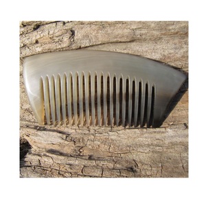 Peine de cuerno auténtico respetuoso con el medio ambiente herramienta hecha a mano duradera acabado pulido hecho de cuerno ideal para el peinado y cuidado del cabello - Product Image 1