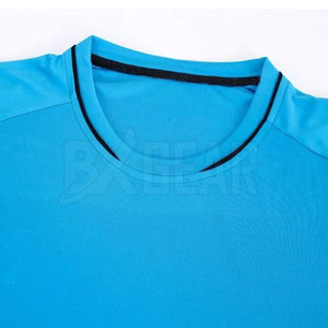 Uniforme de football de qualité supérieure uniforme de football uniforme de football en matériau durable fabriqué au Pakistan - Product Image 2