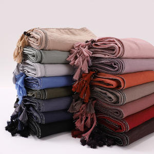 Hijabs islamiques brillants couleurs unies fil flammé gland femmes Kashka écharpe nouveau prêt à s'adapter Hijab pour femmes d'âge <span class=keywords><strong>moyen</strong></span> - Product Image 3