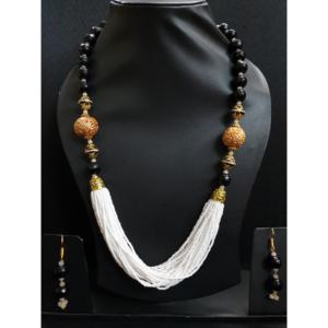 Conjunto de collar con cuentas blancas y negras hecho a mano, joyería étnica multihebra con detalles en oro antiguo y pendientes para mujer - Product Image 1