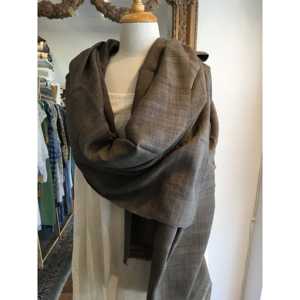 Bufanda de Satén Vintage de Lujo PEACE, Bufanda Larga de Seda con Diseño Personalizado, Estampado Elegante en Gris Umber para Primavera, Verano e Invierno - Product Image 1