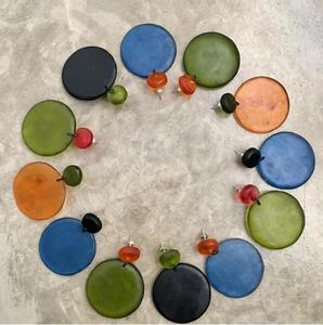 Pendientes Minimalistas de Resina Esmerilada, Par de Pendientes Circulares Colgantes para Bodas, Fiestas y Eventos, Pendientes Premium en Colores Surtidos, Disco Mate al Mejor Precio - Product Image 1