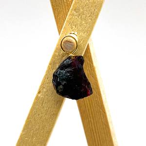 Colgante de piedras preciosas de granate crudo natural hecho a mano, alambre minimalista envuelto, Plata de Ley 925, piedra natal de enero - Product Image 3
