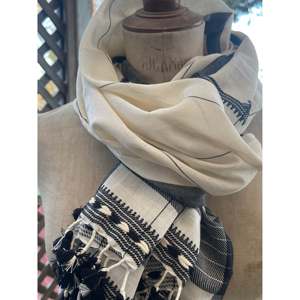 Écharpe en coton tissée à la main à rayures verticales motif parchemin - Product Image 3