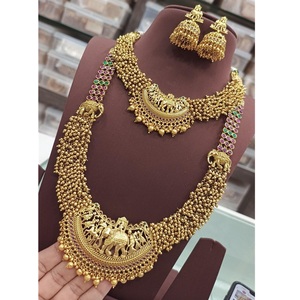 Ensemble collier et boucles d'oreilles en laiton plaqué or de qualité supérieure élégant pour les femmes, pour un anniversaire ou une fête de mariage - Product Image 1