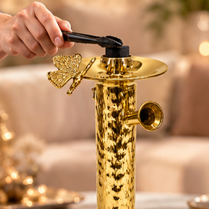 Cachimba de lujo de latón con base de tronco de árbol y vástago curvado |   Shisha Artesanal con Acabado Lacado, Diseño Botánico y Decoración Dorada - Product Image 2