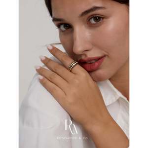 Anello Sigillo Romantico a Scacchiera Bianco e Nero, Placcato Oro Anti-Appannamento, con Fascia Larga, Idea Regalo - Product Image 4