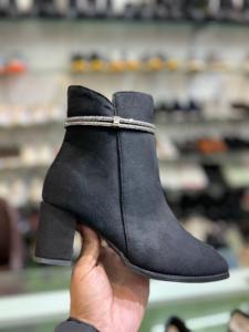 Sepatu bot hitam klasik untuk wanita, sepatu bot hitam klasik dengan potongan berkilau, tersedia OEM untuk wanita - Product Image 1