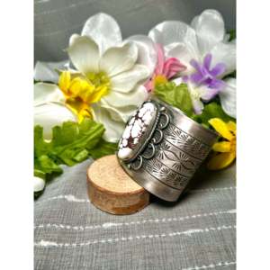 Bracelet manchette en argent sterling et cheval sauvage, fait main Navajo, bijou culturel de collection - Product Image 3