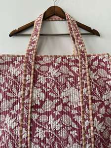 กระเป๋าโท้ทผ้าฝ้ายพิมพ์ลายบล็อกทำมือ เป็นมิตรกับสิ่งแวดล้อม น้ำหนักเบา เหมาะสำหรับการเดินทาง มีซิปปิด ลายดอกไม้สีแดงเลือดหมู ใช้ได้ทุกวัน - Product Image 6