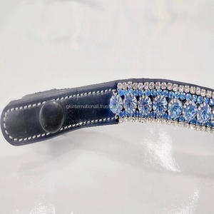 สายคาดหน้าผากม้าหนังวัวแท้สีดำ ผลิตภัณฑ์สำหรับม้าขายส่ง ตกแต่งด้วยคริสตัลสีฟ้าอ่อนหรูหรา 5 แถว พร้อมสายโซ่ประดับ - Product Image 3