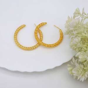 Vente en gros de boucles d'oreilles en forme de C en plaqué or 18 carats, demi-cercle, nouveau style de boucles d'oreilles en laiton à la mode, nouveau style de boucles d'oreilles en or 18 carats - Product Image 4
