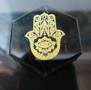 Pierre d'obsidienne noire hexagonale avec gravure Hamsa dorée, pièce d'art décorative religieuse - Product Image 4