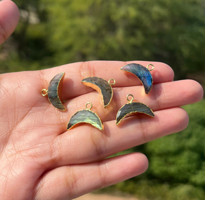 จี้รูปพระจันทร์เสี้ยวประดับลาบราดอไรต์ธรรมชาติชุบทองสำหรับทำเครื่องประดับ สร้อยคอ จี้ และตัวเชื่อมต่อต่างหู - Product Image 1