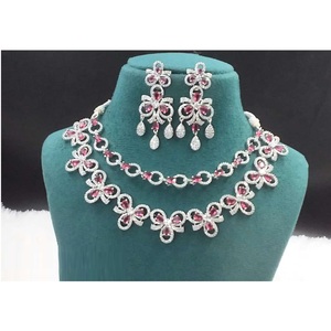 Ensemble de bijoux de mode de haute qualité pour les femmes superbe collier et boucles d'oreilles de couleur or Combo pour les soirées de nuit disponibles à la vente - Product Image 1