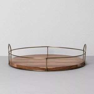 Bandeja de servicio de madera sostenible con una forma redonda de color natural y asa para llevar bebidas a los invitados - Product Image 3