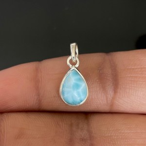 Elegante colgante de piedras preciosas Larimar, joyería de plata de ley 925, diseño de cabina de pera hecho a mano, regalo perfecto para ella - Product Image 5