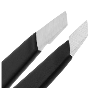 Pinzas de acero inoxidable con punta inclinada de belleza negra mate para el cuidado perfecto de las cejas de Gray Rocks - Product Image 3