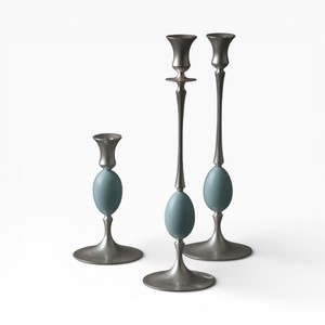 Ensemble de trois bougeoirs décoratifs en métal avec un accent bleu doux pour un style de maison moderne et artistique - Product Image 1