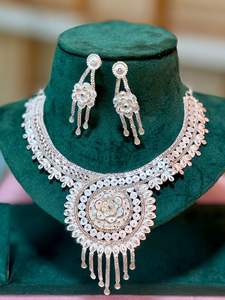 Ensemble de collier floral traditionnel plaqué or avec boucles d'oreilles assorties |   Bijoux de mariée indiens imitation en gros Modèle 23249 - Product Image 2