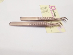 แหนบต่อขนตา New Diamond Grip สีโรสโกลด์ ระดับมืออาชีพ แบบเพิ่มวอลลุ่ม มุม 45 องศา ผลิตจากสแตนเลสสตีล  รับสกรีนโลโก้ส่วนตัว - Product Image 3