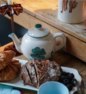 Tetera de Lujo con Diseño de Plumas Azules, Boquilla de Vertido Precisa, Asa Ergonómica y Cuerpo que Conserva el Calor para Servir Té - Product Image 5
