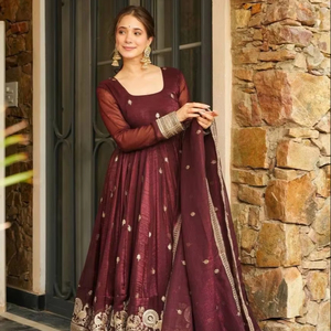 Salwar Kameez pour filles et femmes, vêtements de fête, collection indienne en gros, travail de séquence de broderie sur le devant et le dos, séchage rapide, toutes saisons, lourd - Product Image 5