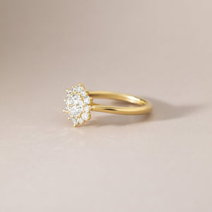 Anillo de Compromiso Clásico con Diseño Solitario, Elegante y Atemporal, con Diamante Cultivado en Laboratorio de 1 Quilate, Corte Redondo, con Halo, en Oro de 14K - Product Image 4