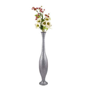 Vase à fleurs en métal artisanal unique avec un design sculpté, parfait pour les centres de table et la décoration intérieure moderne - Product Image 5