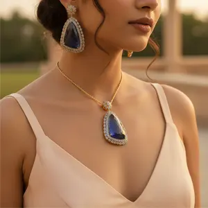 Collar con Colgante de Zafiro Chapado en Oro Antiguo para Mujer, Acabado en Rodio Platino, Patrón Geométrico, Forma de Bola, Oro Blanco de 14K - Product Image 1