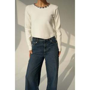 Pull en tricot blanc cassé avec col perlé. - Product Image 1