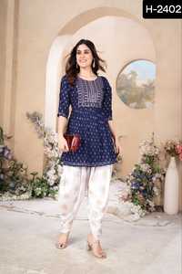 Les femmes portent une broderie de gorgette pure et une séquence de travail Longueur au sol Kurti avec bas disponible pour mariage Fancy Kurtis - Product Image 2