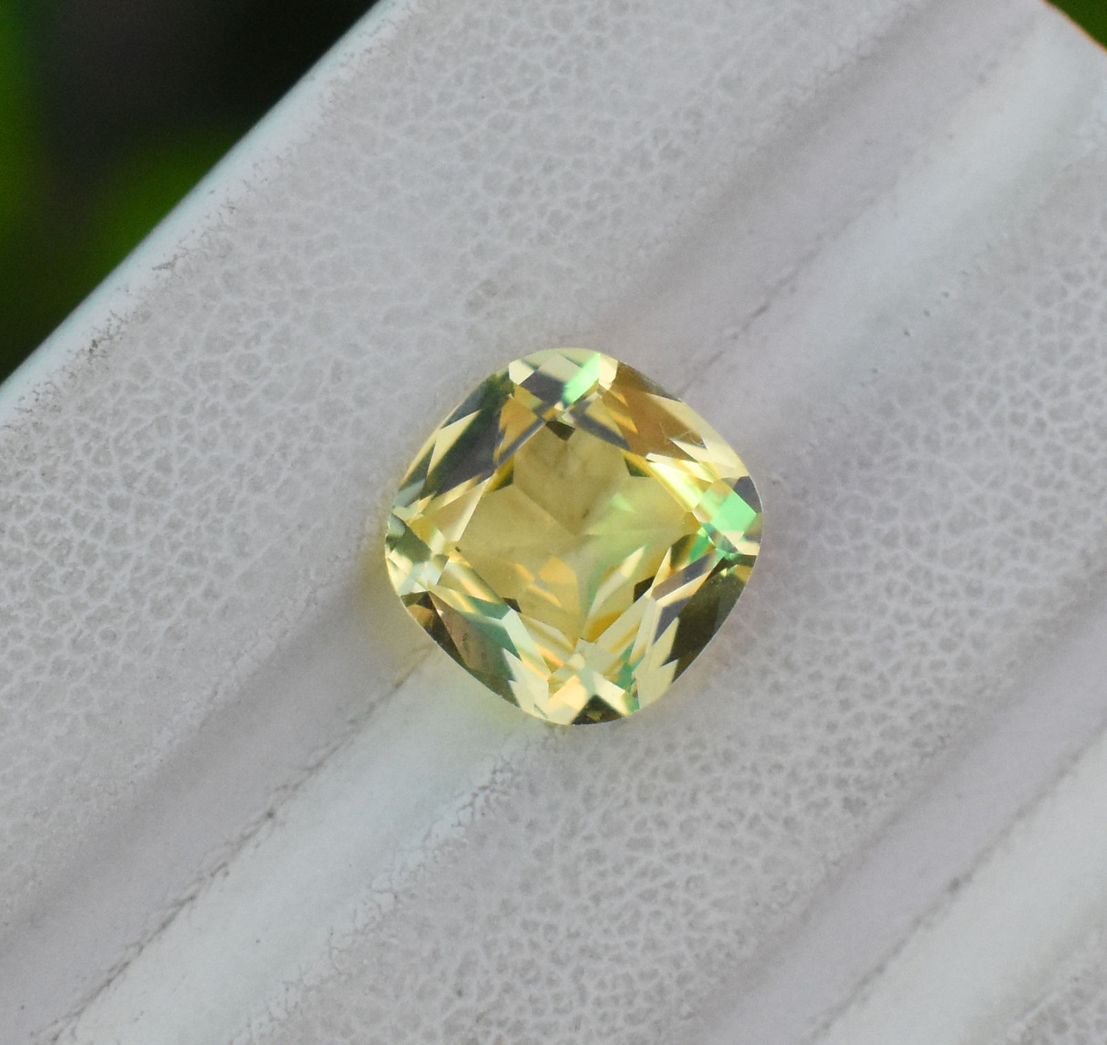 สีเหลือง