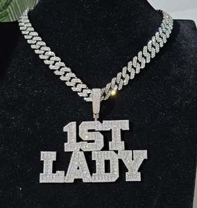 Plaque signalétique personnalisée collier cadeaux d'anniversaire pour elle, pendentif personnalisé glacé, numéros personnalisés et nom chaîne, bijoux personnalisés - Product Image 1