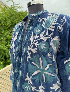 Chaqueta corta elegante para mujer Suzani Design Chaqueta de terciopelo floral bordada a mano de punto con material de relleno de algodón - Product Image 5