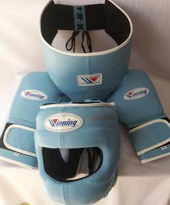 ชุดอุปกรณ์ชกมวยแบบมืออาชีพ พร้อมโลโก้สั่งทำ กันน้ำ พร้อมสายรัดแบบตีนตุ๊กแก หนังวัวแท้  รวมถึงอุปกรณ์ป้องกันศีรษะและอวัยวะเพศชายสำหรับฝึกซ้อม - Product Image 2