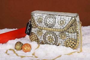 Pochette à rabat magnétique en résine ethnique – Durable, écologique, peinte à la main, forme personnalisée, pour mariage et fête - Product Image 2