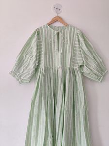 Robe midi imprimée à la main pour l'été, coupe ample avec taille naturelle, col profond et fermeture à cordon, mini robe à rayures - Product Image 4