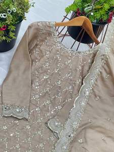Nouvelle fête de mariage porter concepteur Chinon soie séquence broderie et vrai miroir haut de travail et Sharara avec travail à la main Dupatta - Product Image 2